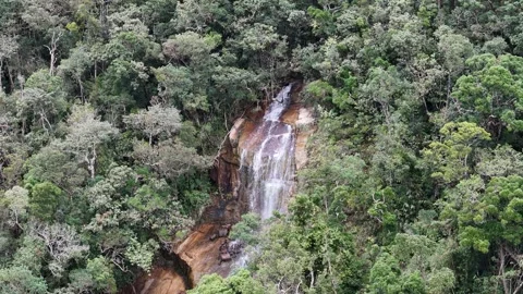 Drone Orbit Around a Remote Waterfall in Khanh Le Pass, Vietnam Vídeo Stock 343720065
