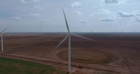 Drone Orbit Around Single Wind Turbine Over Texas Agricultural Fields 動画素材 334713710
