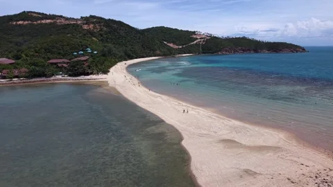 Drone Orbit Around Tropical Bay and Sandbar in Koh Phangan Vidéo 337344179