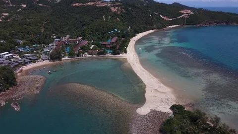 Drone Orbit Around Tropical Bay and Sandbar in Koh Phangan Vidéo 337344214