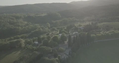 Drone Orbit Around Tuscan Villa in Bucine, Italy Vídeo Stock 343931962