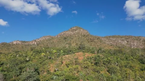 Drone orbit ascent with parallax around quartzite ridge at Vale da Lua Brazil Vidéo 341301330