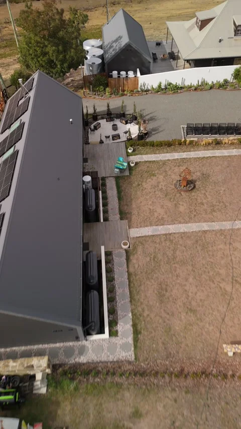 Drone orbit of an off-grid villa with rainwater tanks and solar panels. Vídeo Stock 332542270
