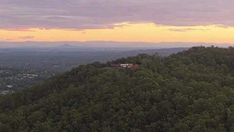 Drone Orbit of Mount Coot-tha Summit Lookout at Sunset Over Brisbane Hinterla 스톡 동영상 338337053