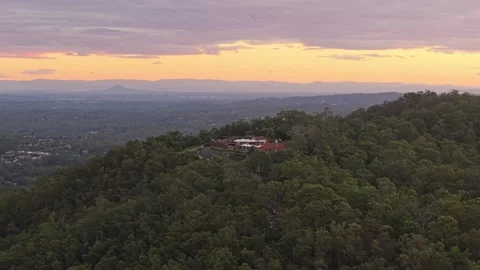 Drone Orbit of Mount Coot-tha Summit Lookout at Sunset Over Brisbane Hinterla Video stock 338337082