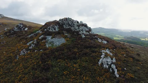 Drone orbit movement around mount in asturias. 스톡 동영상 195103027