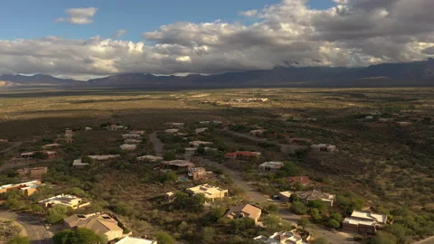 Drone orbit over Sonoran desert homes in Southern Arizona with mountain Vídeos de archivo 167404896