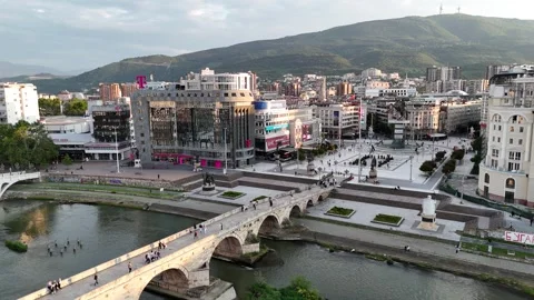Drone Orbit over Stone Bridge and Macedonia Square in Skopje, 4K Vídeos de archivo 337175515