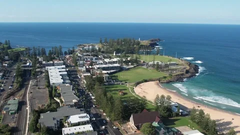 Drone orbit right above Kiama town train station and central road along Vídeo Stock 282997789