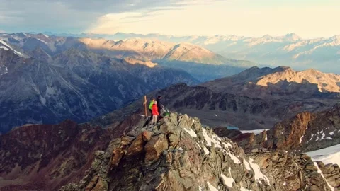 Drone orbiting around 3 hikers on the summit of Lagginhorn, Switzerland 库存影片 133338089