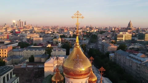 Drone orbiting cathedral dome above city Vidéo 323572691