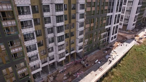 Drone orbiting close to residential building facade Vidéo 329576328