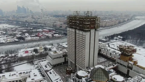 Drone orbiting Russian Academy of Sciences in Moscow Stockbeeldmateriaal 325984114