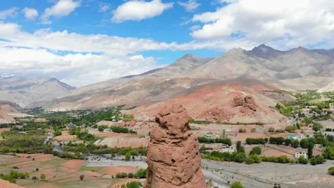 Drone orbiting a towering rock pillar in arid Ladakh landscape. Stock-Footage 336326955