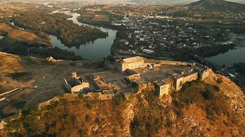 Drone orbitrial around Rozafa Castle at sunset 库存影片 332952652