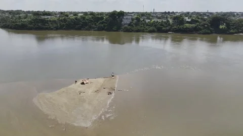 Drone orbits dry patch in middle of Rio Branco river in Boa Vista, Roraima Vídeos de archivo 286401240