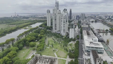 Drone orbits high over north side of Parque Mujeres Argentinas 库存影片 296720421