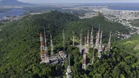 Drone orbits to the right around antennas atop Parque Estadual da Fonte Grande 스톡 동영상 273657037
