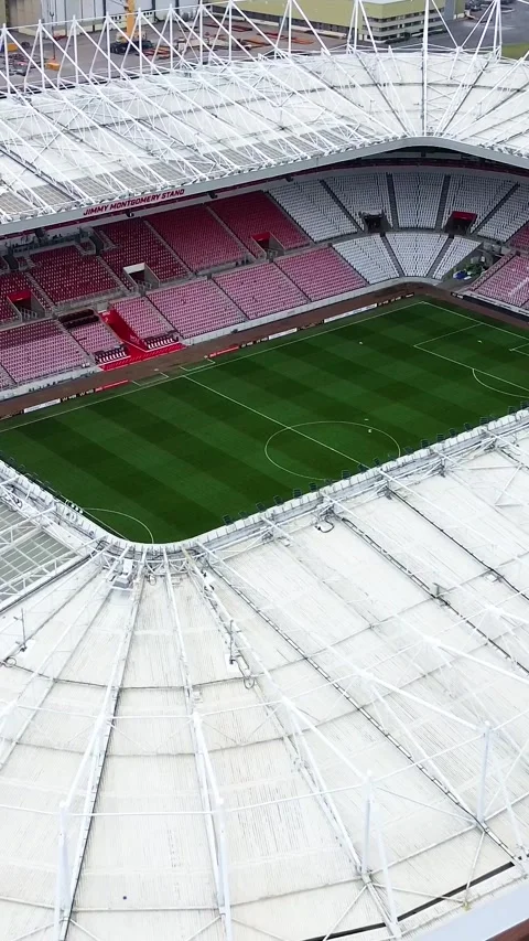 Drone orbits right over the corner of the Stadium of Light revealing the pitch Vidéo 334571956