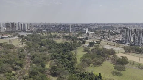 Drone orbits to the right over the east side of Parque das Nações Indígenas 库存影片 284675258