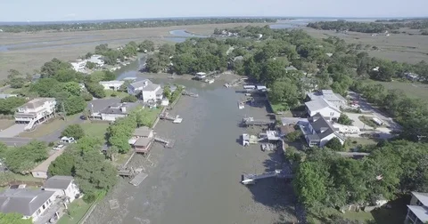 Drone Over Bay Homes 4K Vídeos de archivo 84041641