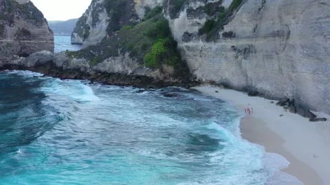 Drone over Diamond Beach turning out to the open ocean, Nusa Penida Video stock 339072480
