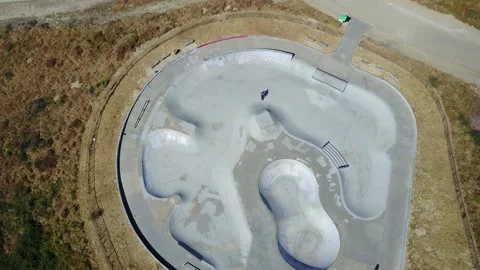 Drone Over Lone Skater At Empty California Skatepark Stockbeeldmateriaal 166319346