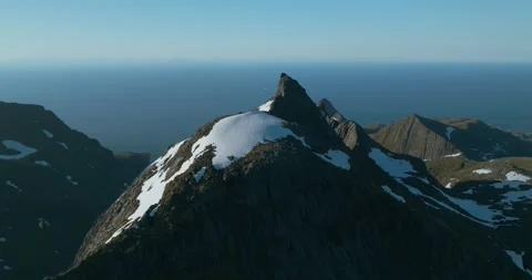 Drone Over Munken Summit with Granite Mountains and Vast Ocean Views in Lofoten Vidéo 334355769
