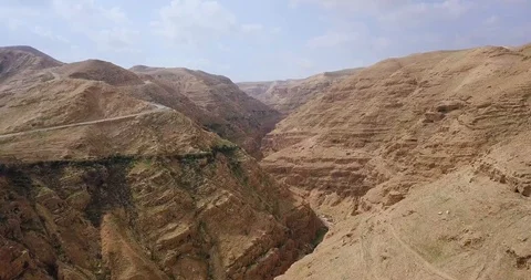 Drone over the road between Jericho and Jerusalem. Video stock 125114855