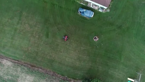 Drone over someone cutting their yard Vidéo 230180086