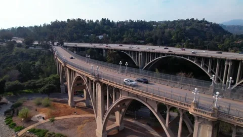 Drone over suicide bridge in Pasadena neighborhood Stockbeeldmateriaal 297264453