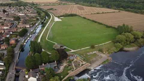 Drone over Weir Field Recreation Ground and Canal in Beeston, Nottinghamshire 스톡 동영상 195873418