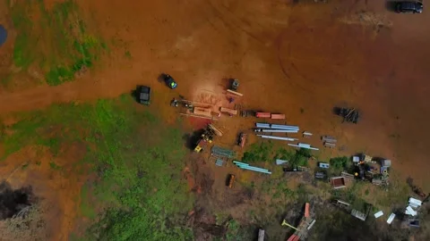 Drone overhead view of semi manual sawmill cutting timber to distant farmlan Vidéo 231233056