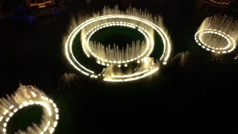 Drone overview of a light show at the Bellagio fountain, night in Las Vegas, USA Vídeos de archivo 305616489