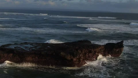 Drone pan around ocean rocks Vidéo 303629970