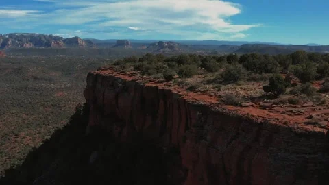 Drone Pan Left Sedona Cliff Revealing Canyon Desert Mountains Stockbeeldmateriaal 335205305