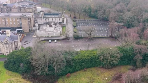 Drone pan over Snaresbrook Crown Court façade, Wansteaad by Eagle Pond. Stock Footage 327691044