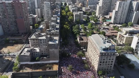 Drone pan from Parque Almagro to La Moneda showing massive crowd Santiago Chile 스톡 동영상 332532895