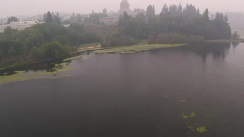 Drone pan up of Wahington state capitol building and surrounding buildings, lake Vídeos de archivo 139247110