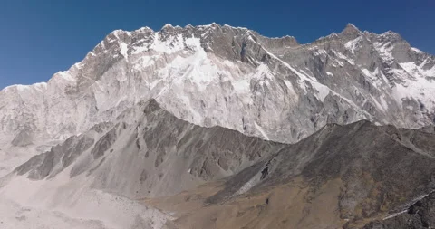 Drone panaromic view of Dudhkoshi River under Nuptse and Lhotse, Everest region 스톡 동영상 331698340