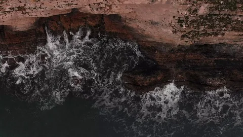 Drone Panning Down Rough Waves Crashing Against Rocks Cliff At Durdle Door 스톡 동영상 106446563