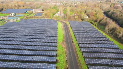 A drone panning video of a solar panel site Video stock 323443135