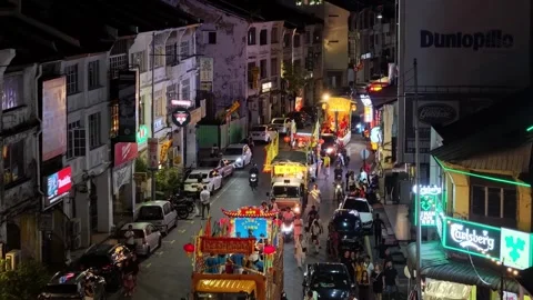 Drone panorama of Chinese temple procession at night with festive crowds. Видео 332156579