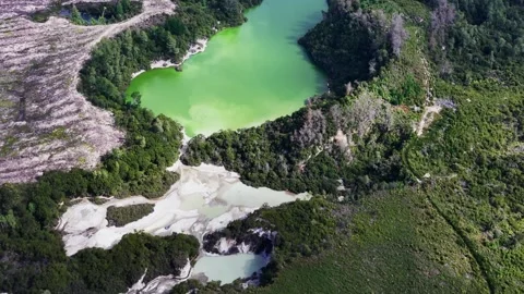 Drone panorama of the Devil's Bath geothermal lake in Rotorua, Bay of Plenty Vídeos de archivo 342728997