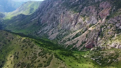 Drone panorama of massive rocky mountainside and deep canyon in Kazakhstan Vídeos de archivo 337202026