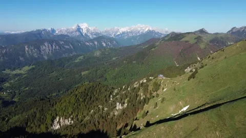 Drone Panorama of Mount Golica with Snow-Capped Julian Alps and Daffodil Bloom Vídeos de archivo 341121982