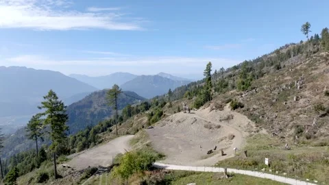 Drone panorama of a trail in the mountain with the statue of a wolf 스톡 동영상 263889546