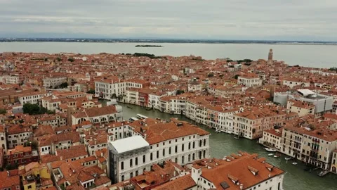 Drone panoramic view of Venice with traditional houses and Grand Canal Vidéo 205541559