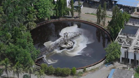 Drone Pans Over Aeration Tanks at Wastewater Treatment Plant Vídeo Stock 345546244