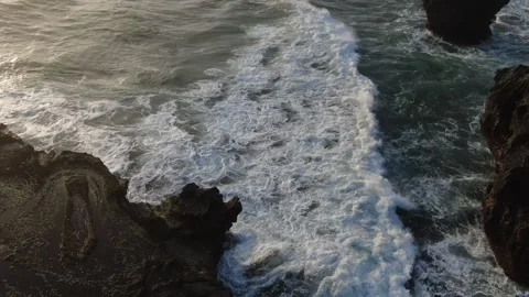 Drone pans towards wave and hits ther rocks Vidéo 303629953